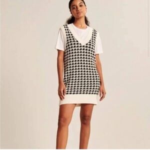 Brand new with tags Abercrombie & Fitch Black and White V-Neck Sheath Dress
